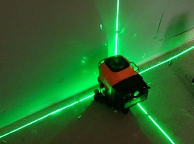 LA-C81DGで壁際から墨出しする様子
