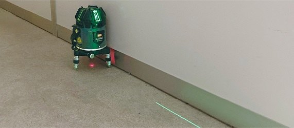 LA-S803DGを壁際に寄せて墨出しする様子